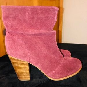 New Eva & Zoe Wine Suede Ankle Boots •